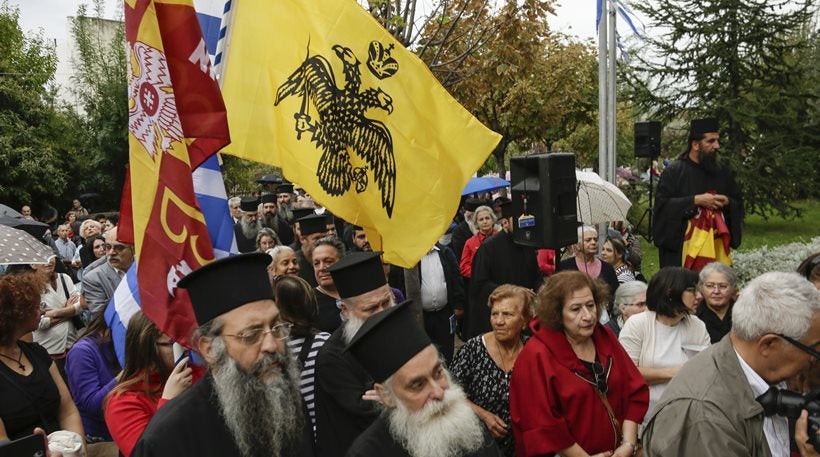 Δεκάδες θεολόγοι και πιστοί διαμαρτυρήθηκαν για το μάθημα των θρησκευτικών έξω από το υπουργείο Παιδείας